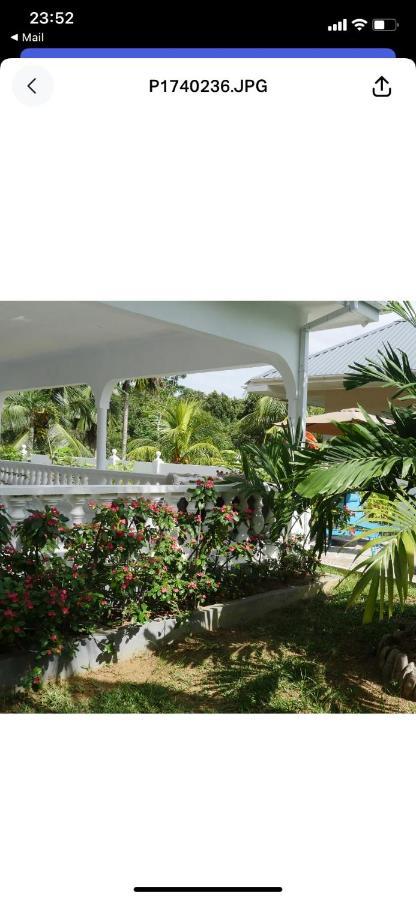 Отель Ogumka, Self Catering , Beoliere, Mahe Виктория Экстерьер фото