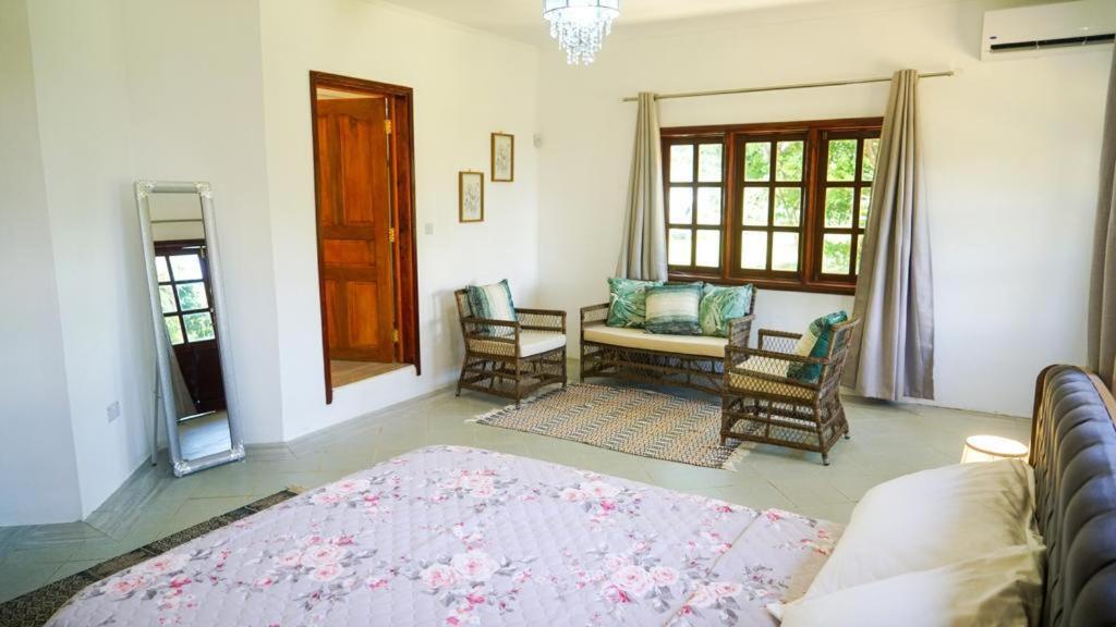 Отель Ogumka, Self Catering , Beoliere, Mahe Виктория Экстерьер фото