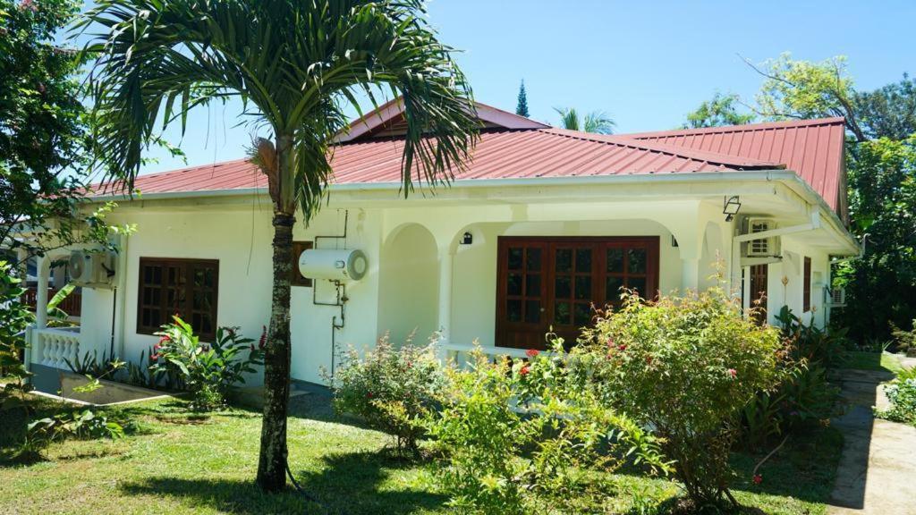 Отель Ogumka, Self Catering , Beoliere, Mahe Виктория Экстерьер фото
